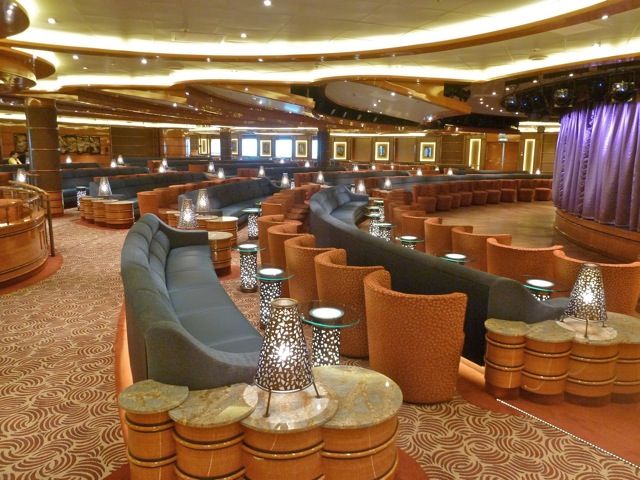 Royal Princess-entertainment-Vista Lounge